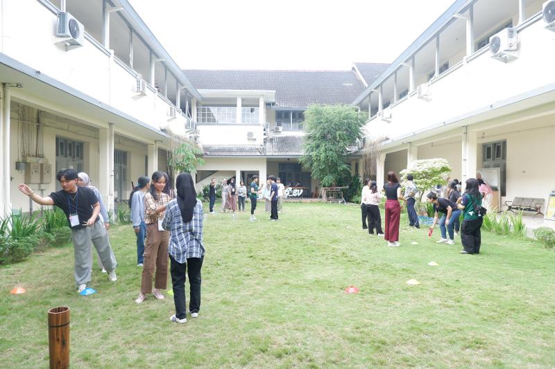 Para peserta Indonesia terlihat mencoba berbagai permainan tradisional Korea di kelas olahraga. (Panitia PAS Youth Mahasiswa UGM) 