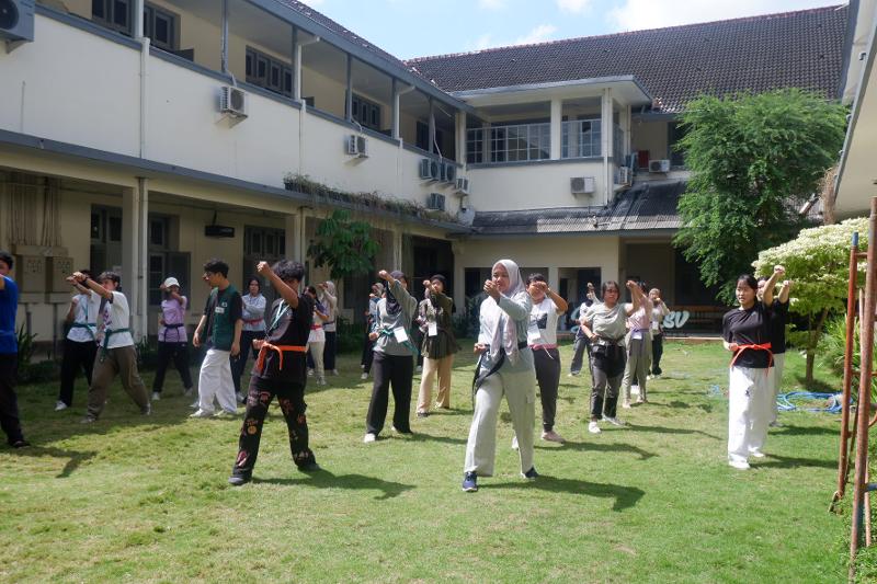 Para peserta asal Inodnesia terlihat sedang mempraktikkan tarian taekwondo yang diajarkan oleh relawan mahasiswa Korea. (Panitia PAS Youth Mahasiswa UGM) 