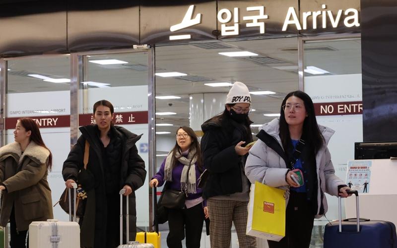 Pemerintah Korea mengizinkan wisatawan grup dari Tiongkok untuk bisa masuk Korea tanpa visa mulai akhir bulan September 2025. Foto di atas menunjukkan para wisatawan dari Tiongkok yang masuk ke Korea melalui Bandara Internasional Gimpo pada tanggal 27 Desember 2024. (Yonhap News)