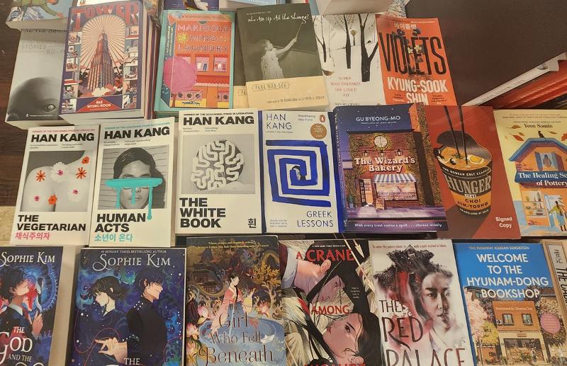 Penjualan karya-karya sastra Korea di luar Korea meningkat lebih dari dua kali lipat dalam satu tahun. Foto di atas menunjukkan edisi bahasa Inggris dari karya-karya sastra Korea yang dipajang di rak penjualan Kyobo Book Centre cabang Gwanghwamun, Jongno-gu, Seoul. (Lee Jihae)