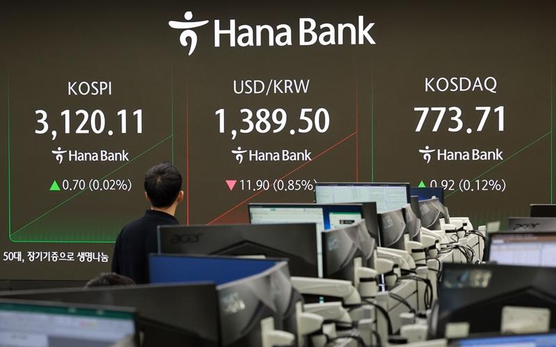Kepemilikan saham Korea oleh investor asing untuk pertama kalinya melampaui 900 triliun won. Foto di atas menunjukkan ruang dealing di Kantor Pusat Hana Bank, Jung-gu, Seoul. (Yonhap News)