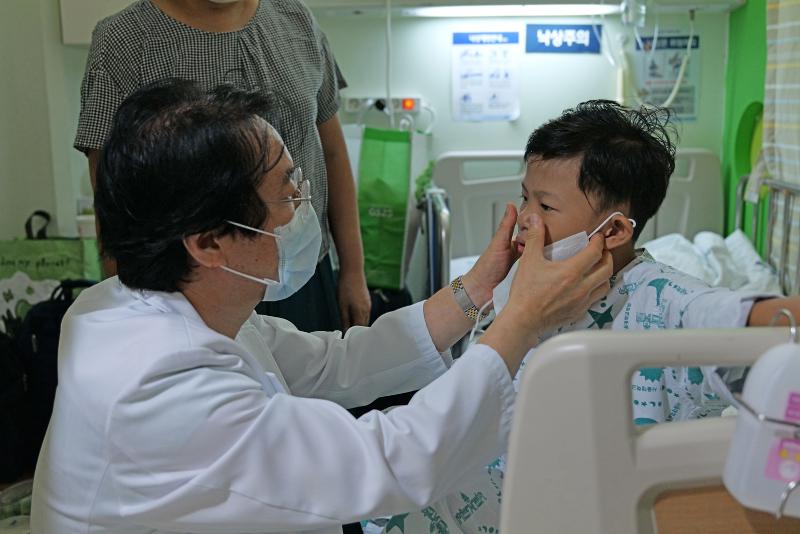 Menurut survei, wisatawan asing yang menggunakan layanan medis di Korea memilih Korea karena teknologi medis dan hasil pengobatan yang unggul. Foto di atas menunjukkan Kim Woong-Han dari Departemen Bedah Toraks dan Kardiovaskular Anak di Rumah Sakit Universitas Nasional Seoul (SNU) yang sedang memeriksa Sai Ko Ko, seorang anak dari Myanmar yang menjalani operasi kelainan jantung bawaan di rumah sakit tersebut pada tanggal 14 September 2023. (RS SNU)