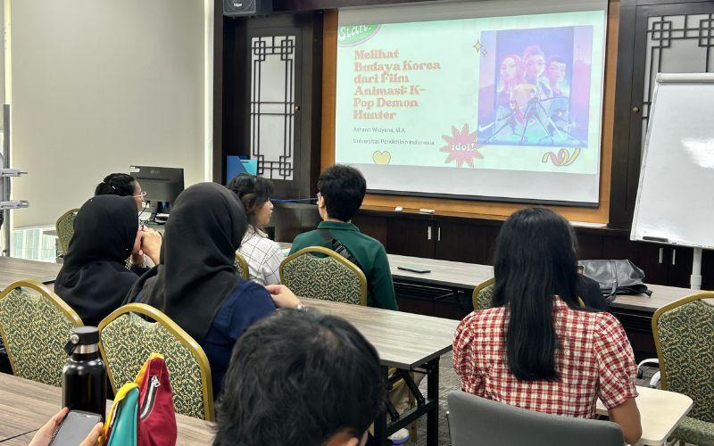 KCCI mengadakan kuliah umum bertajuk Melihat Budaya Korea dari Film Animasi untuk membahas unsur budaya Korea dalam film animasi KPop Demon Hunters pada hari Jumat (08/08/2025). (Hanum Nur Aprilia) 