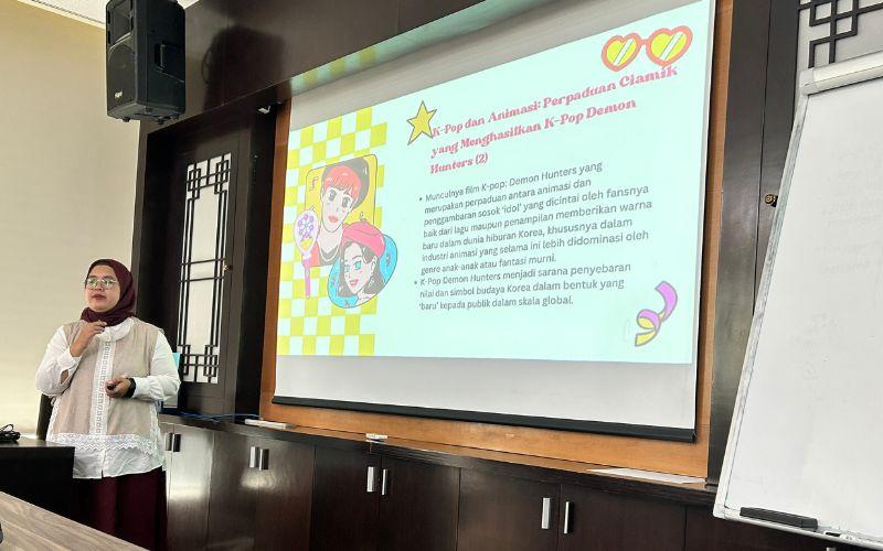 Dalam kuliah umum, Ashanti menjelaskan cara KPop Demon Hunters dapat dianalisis melalui lima unsur budaya, antara lain religi, sosial, mata pencaharian, bahasa, dan kesenian. (Hanum Nur Aprilia) 