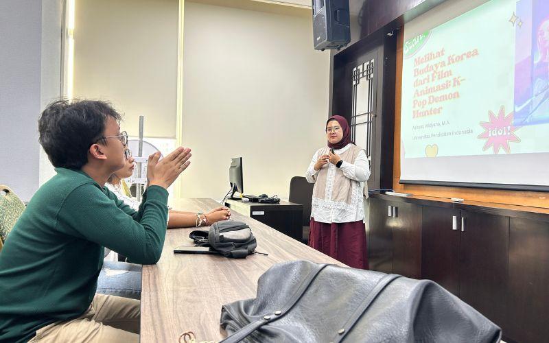 Selama kuliah umum berlangsung, narasumber berinteraksi aktif dengan peserta melalui sesi tanya jawab dan diskusi. (Hanum Nur Aprilia) 