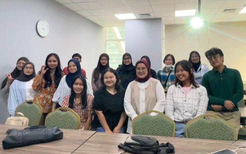Foto bersama narasumber dan para peserta yang hadir secara langsung sebagai penutup acara. (Hanum Nur Aprilia)  