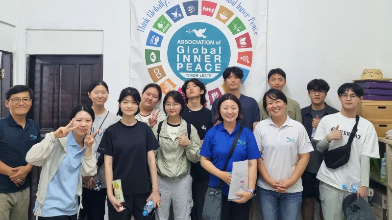 Direktur GIP, Eunkyoung Koh (tengah) dan beberapa pelajar sekolah internasional Jeju berfoto bersama staf GIP di kantor cabang Timor-Leste. 