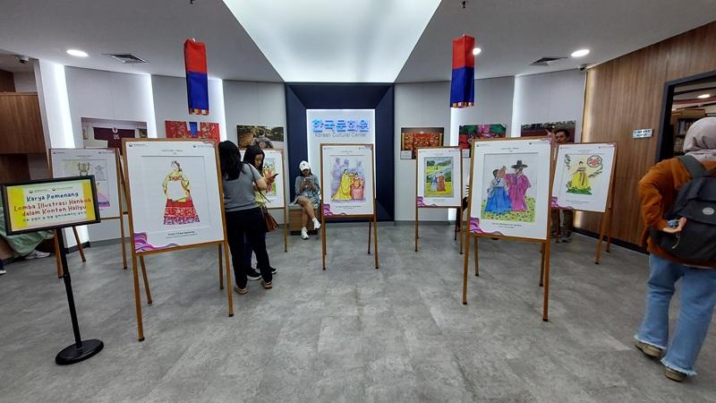 Para pengunjung dapat melihat karya pemenang Lomba Ilustrasi Hanbok dalam Konten Halyu, yaitu sebuah perlombaan yang diadakan oleh KCCI pada bulan Februari hingga Juni 2025. 