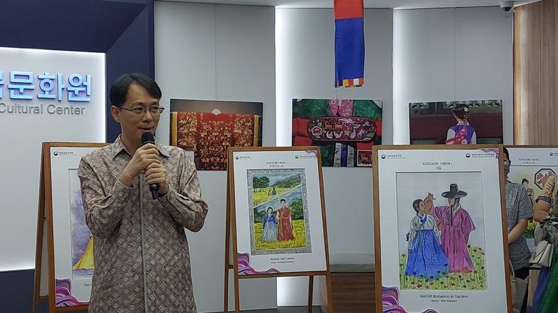 Direktur KCCI, Kim Yong Woon, memberikan sambutan pembukaan pameran K-Hanbok: Perjalanan 1.000 Km Menelusuri Pulau Jawa di lobi KCCI. 
