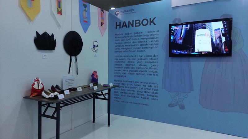 Zona pertama pameran menampilkan informasi dasar mengenai hanbok dan beberapa aksesoris hanbok baik untuk perempuan dan laki-laki. 