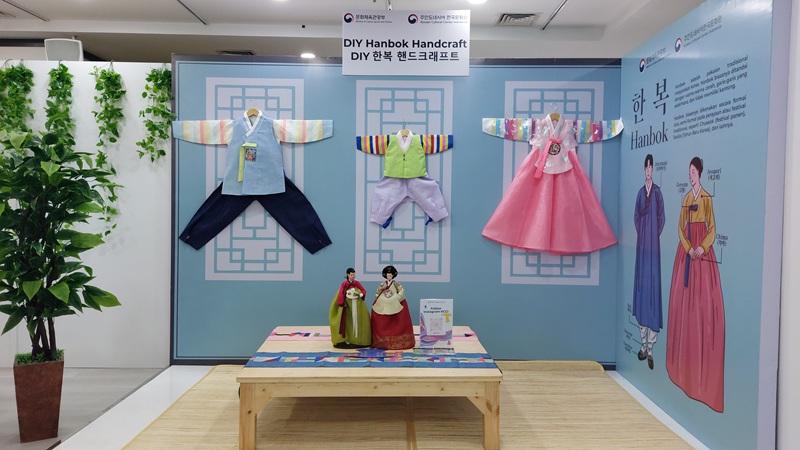 Potret zona DIY Hanbok Handcraft dalam pameran K-Hanbok: Perjalanan 1.000 Km Menelusuri Pulau Jawa di lobi KCCI. 