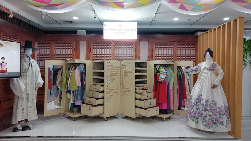 Potret zona Korean Culture Box Hanbok dalam pameran K-Hanbok: Perjalanan 1.000 Km Menelusuri Pulau Jawa di lobi KCCI. 