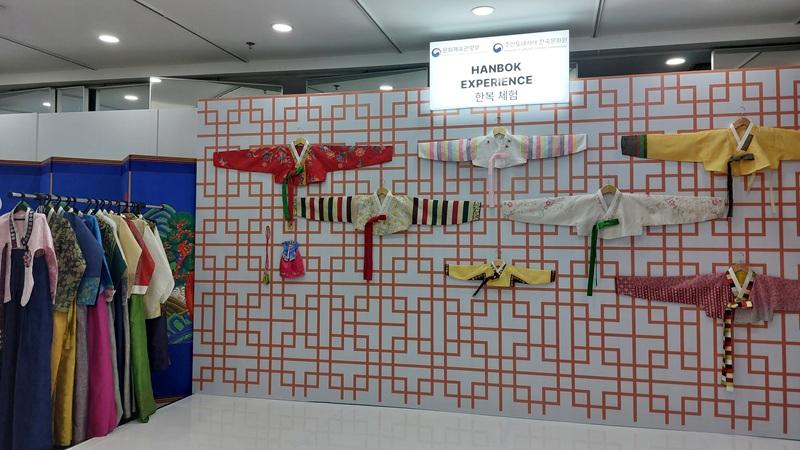 Desain zona Hanbok Experience terlihat memukau dengan berbagai jenis hanbok cantik yang menggantung di dinding pameran. 
