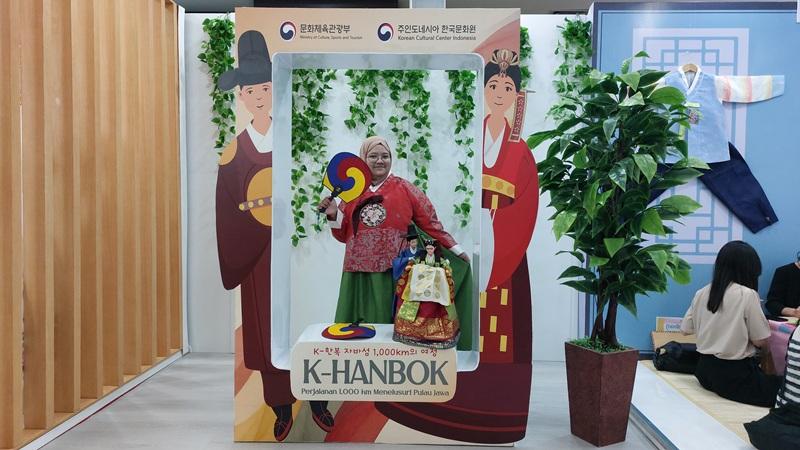 Pengunjung dapat berfoto mengenakan hanbok di zona foto bertema K-Hanbok: Perjalanan 1.000 Km Menelusuri Pulau Jawa.  