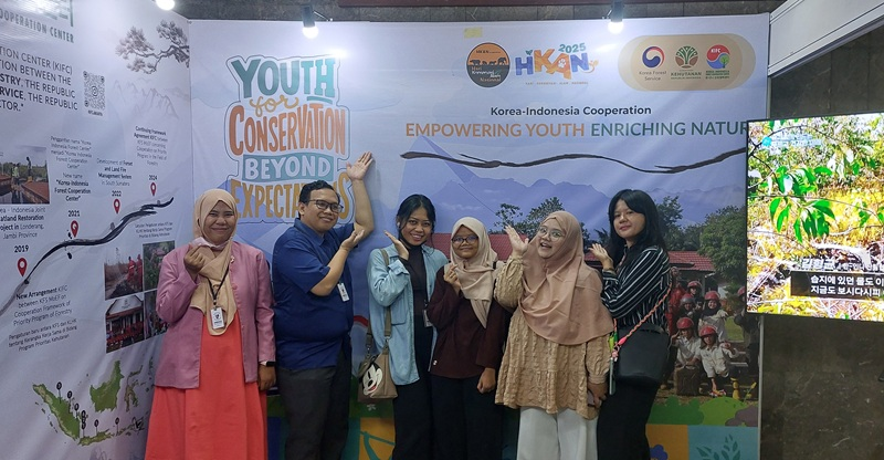 Penulis dan Wartawan Kehormatan Indonesia berfoto bersama di stan pameran KIFC yang mengusung tema Korea-Indonesia Cooperation: Empowering Youth, Enriching Nature.