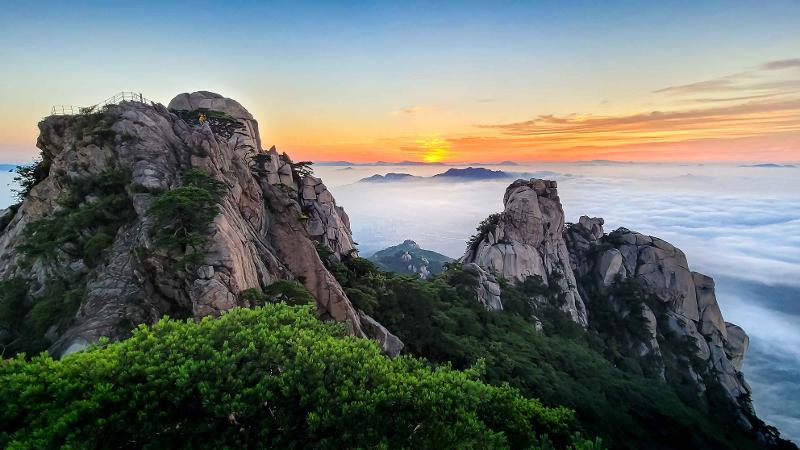 Panorama puncak Gunung Dobongsan yang terletak di antara tiga kota, yaitu Seoul, Uijeongbu, dan Yangju.  