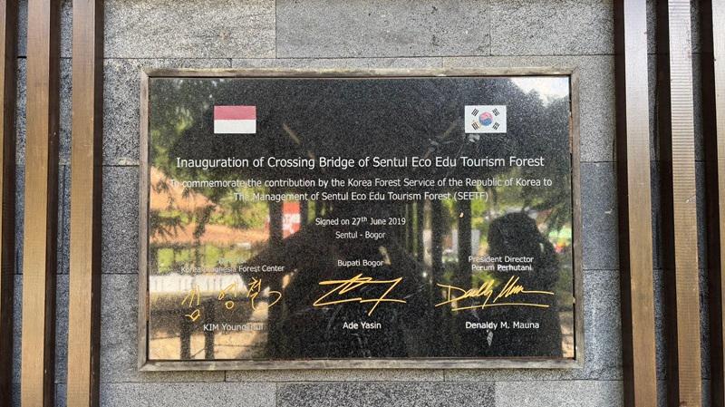 Prasasti peresmian jembatan gantung di kawasan Sentul Eco Edu Tourism Forest. (Wiji Astuti) 