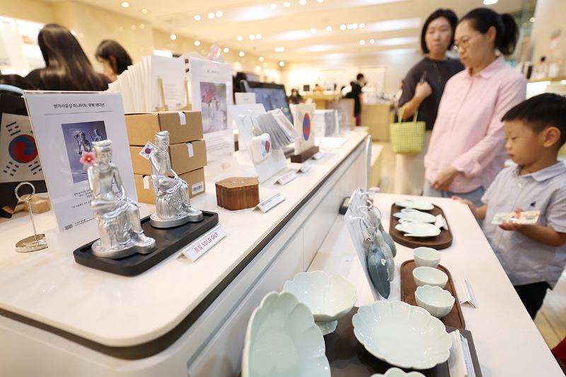 Pada tanggal 20 Agustus 2025 para pengunjung terlihat sedang melihat-lihat muds (gabungan kata museum dan goods) di museum shop Museum Nasional Korea yang berlokasi di Yongsan-gu, Seoul. Belakangan ini terjadi fenomena kelangkaan muds seiring meningkatnya popularitas konten Korea, termasuk KPop Demon Hunters. Hingga Juli 2025, penjualan muds di Museum Nasional Korea tercatat melonjak lebih dari dua kali lipat dibanding periode yang sama tahun 2024. (Lee Jeong Woo)