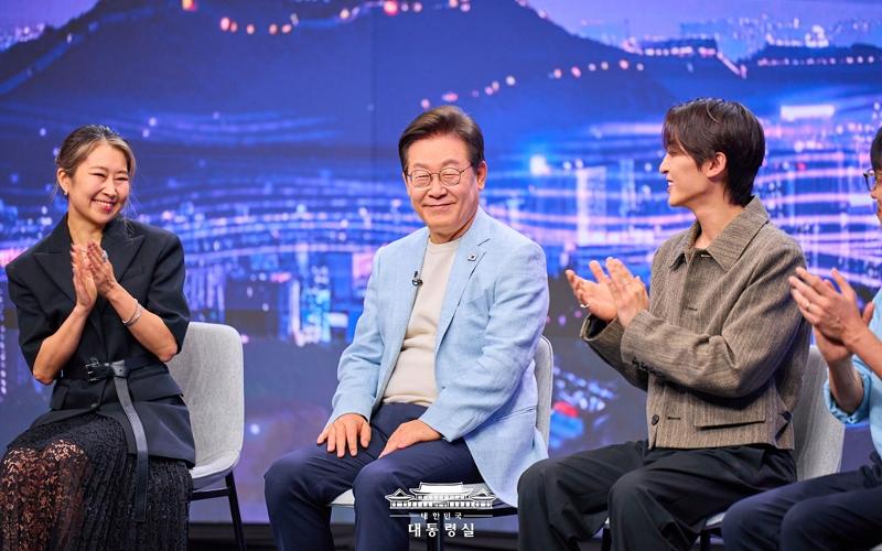 Presiden Lee Jae Myung terlihat sedang tersenyum pada tanggal 20 Agustus 2025 di acara K-Pop: The Next Chapter di Arirang TV.