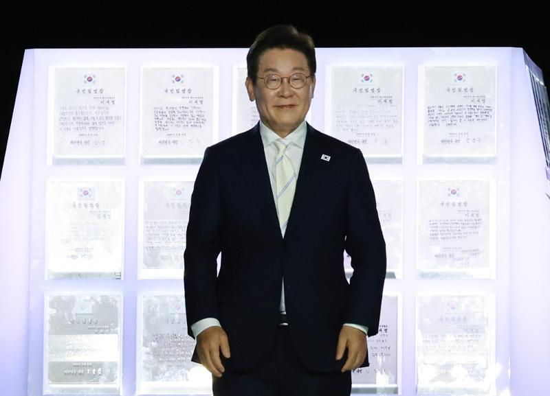 Presiden Lee Jae Myung terlihat sedang berfoto di Upacara Pelantikan Presiden Korea ke-21 yang digelar pada tanggal 15 Agustus 2025 di Alun-alun Gwanghwamun, Sejong-daero, Seoul. (Yonhap News)