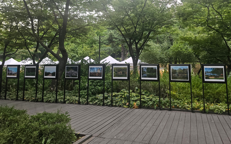 Bagian depan Pameran Taman Internasional Seoul di Taman Boramae menampilkan kumpulan foto-foto berbagai tempat wisata yang ada di Korea dalam setiap musim. 