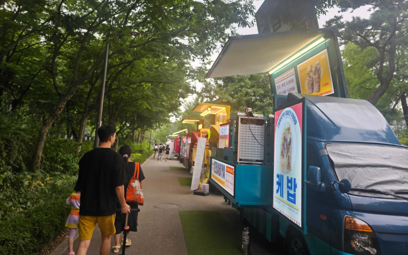 Deretan mobil penjual makanan, minuman, dan camilan yang berada di Taman Boramae. 
