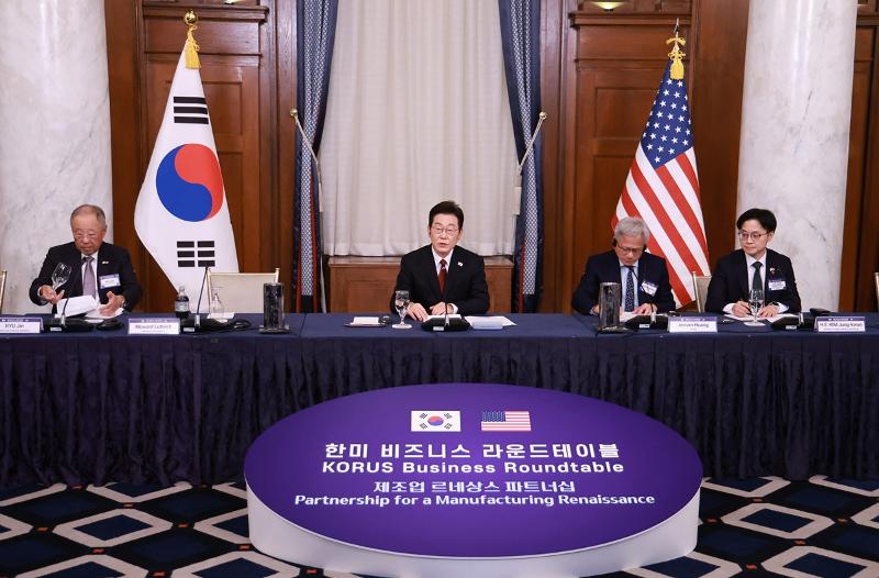 Presiden Lee Jae Myung (kedua dari kiri) terlihat sedang memberikan pernyataan pada Meja Bundar Bisnis Korea dan AS yang digelar pada tanggal 25 Agustus 2025 (waktu setempat) di Hotel The Willard, Washington DC, Amerika Serikat. (Yonhap News)  