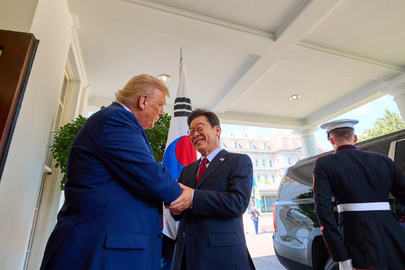 Presiden Lee Jae Myung (kedua dari kiri) berjabat tangan dengan Presiden Donald Trump saat tiba di Gedung Putih pada tanggal 25 Agustus 2025.  