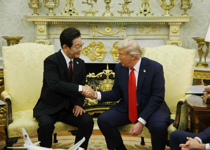 Presiden Lee Jae Myung (kiri) berjabat tangan dengan Presiden Donald Trump dalam KTT Korea-AS yang digelar pada tanggal 25 Agustus 2025 (waktu setempat) di Gedung Putih, Washington DC, AS.  