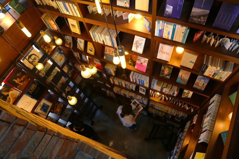 Peserta program Wisata Perpustakaan Jenju bisa menghabiskan waktu untuk memilih buku di berbagai perpustakaan unik yang berada di Jeonju, salah satunya di Daga Travellers Library yang terlihat di foto.   