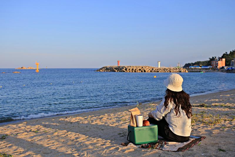 Banyak pantai tersembunyi yang belum diketahui oleh wisatawan di daerah Goseong-gun sehingga cocok untuk mereka yang ingin menghabiskan waktu sendirian. 
