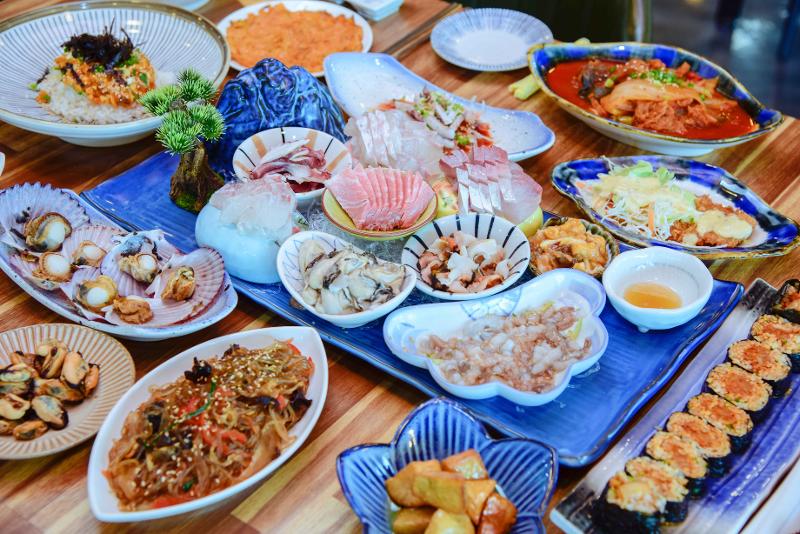  Foto di atas menampilkan berbagai makanan laut yang dihidangkan sesuai dengan tradisi daerah Tongyeong.   