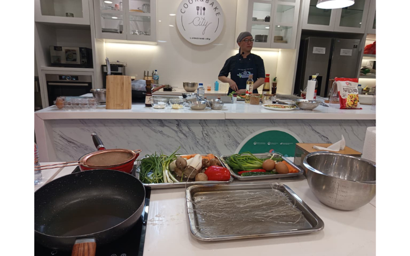 Suasana sebelum kelas memasak japchae dan haemul pajeon dimulai. (Siti Aminahtuz Zuhriyah) 