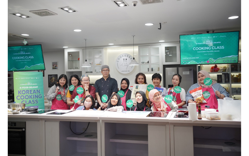 Peserta kelas memasak japchae dan haemul pajeon bersama Cho Nam Won. (aT Jakarta & CMS Ent) 