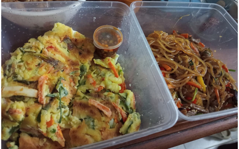 Japchae (kanan) dan haemul pajeon (kiri) yang penulis buat. (Siti Aminahtuz Zuhriyah)  