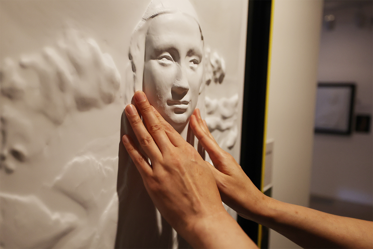 Seorang pengunjung penyandang tunanetra pada tanggal 5 September 2025 meraba karya Mona Lisa yang direalisasikan dalam bentuk 3D tanpa warna dalam pameran seni gelap bertajuk Sense: Cara Lain Bertemu Seni di Ium Gallery, Korean Disability Arts & Culture Center, Jongno-gu, Seoul. Pameran ini merupakan pameran berbasis taktil bagi penyandang tunanetra, menampilkan 17 mahakarya dunia termasuk Mona Lisa karya Leonardo da Vinci. Acara tersebut akan berlangsung hingga 7 September 2025. (Lee Jeong Woo)