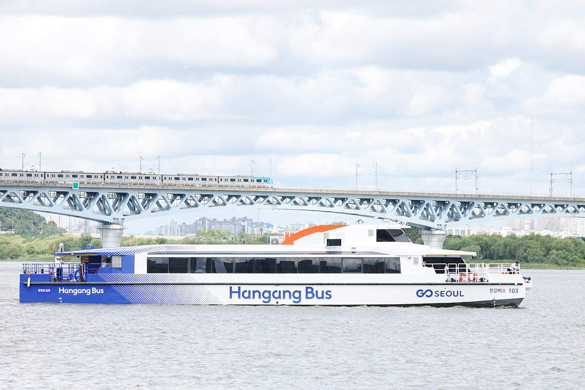 Hangang Bus terlihat sedang menuju Dermaga Mangwon dari Dermaga Magok yang terletak di Gangseo-gu, Seoul. Hangang Bus yang beroperasi secara resmi sejak tanggal 18 September 2025 tersebut memiliki kecepatan sebesar 23 km per jam dan melayani rute sepanjang 28,9 km.     Terdapat tujuh dermaga yang dilalui Hangang Bus, yaitu Magok, Mangwon, Yeouido, Apgujeong, Oksu, Ttukseom, dan Jamsil. Penumpang Hangang Bus bisa menikmati pemandangan Sungai Hangang dan Kota Seoul melalui jendela panorama yang dipasang di badan Hangang Bus. (Lee Jeong Woo)