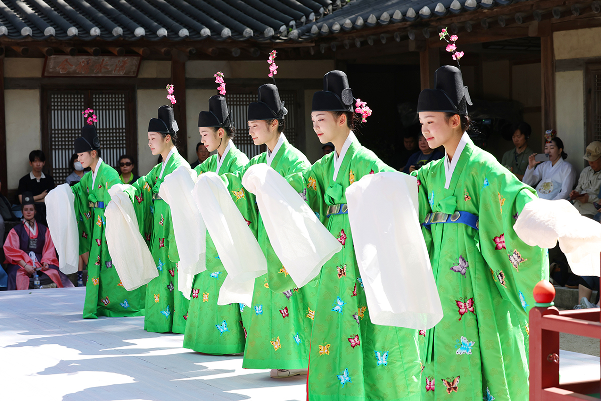 Pada tanggal 23 September 2025 sebuah pertunjukan berjudul Upacara Jinjakraye di Yeongyeongdang pada Tahun Mujain, Masa Raja Sunjo dari Dinasti Joseon digelar di Yeongyeongdang, Istana Changdeokgung, Jongno-gu, Seoul. Jinjakraye adalah sebuah upacara istana di mana para pejabat kerajaan mempersembahkan minuman dan makanan kepada raja serta menyampaikan penghormatan mereka pada hari-hari istimewa kerajaan. Dalam pertunjukan kali ini, World Ethnic Dance Research Institute merekonstruksi dan memverifikasi Jinjakraye berdasarkan catatan Sunjo Muja Jinjak Uigwe, sehingga memberikan makna lebih dalam terhadap acara tersebut. Pertunjukan ini akan berlanjut hingga 24 September 2025 dan semua penonton yang telah terdaftar sebagai sponsor dapat menikmatinya secara gratis. (Lee Jeong Woo) 