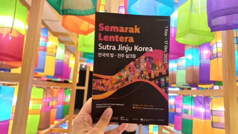Pamflet pameran Semarak Lentera Sutra Jinju Korea di antara cahaya lentera sutra Jinju. 