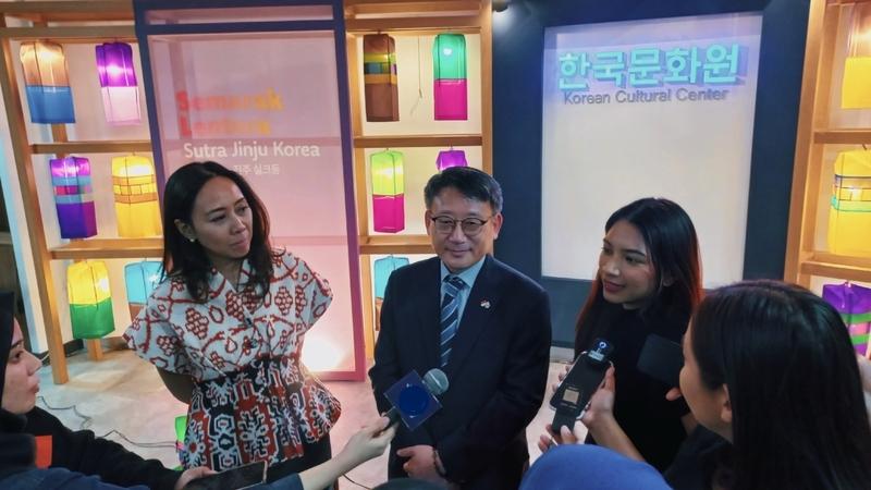 Direktur Eksekutif Badan Pengelola Usaha Museum dan Cagar Budaya Indonesia, Indira Estiyanti Nurjadin (kiri) dan Wakil Duta Besar Korea, Park Soo-deok (tengah) menyampaikan pendapatnya tentang dibukanya pameran Semarak Lentera Sutra Jinju Korea. 