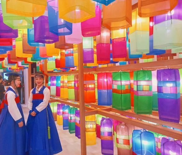 Dua penari geommu berfoto bersama cahaya lentera sutra Jinju. 