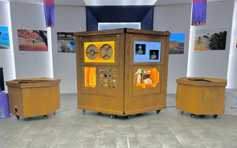 Kotak Hansik-Dorak menyajikan informasi tentang filosofi dan tata cara penyajian makanan tradisional Korea serta menghadirkan kuis interaktif dan pengalaman membuat kotak bekal mini dengan magnet makanan. 
