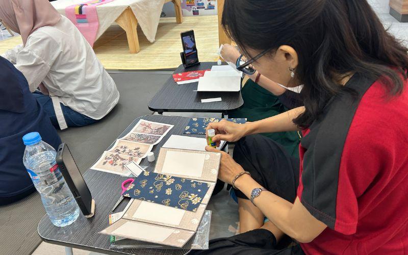 Acara Mengenal Kotak Budaya Korea Bersama KCCI ditutup dengan aktivitas kreatif membuat byeongpung menggunakan kertas hanji.  