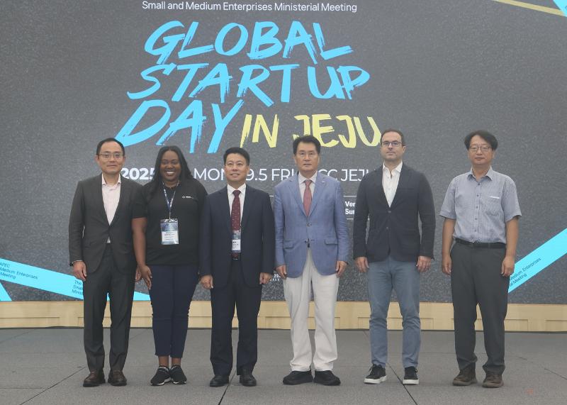 Kepala Bagian Inovasi Perusahaan Rintisan dan Ventura dari Kementerian UKM dan Startup, Lim Jeong-wook (ketiga dari kiri), berfoto bersama para tamu undangan Global Startup in Jeju pada tanggal 3 September 2025 di International Convention Center Jeju, Seogwipo, Provinsi Jeju. (Kementerian UKM dan Startup)  