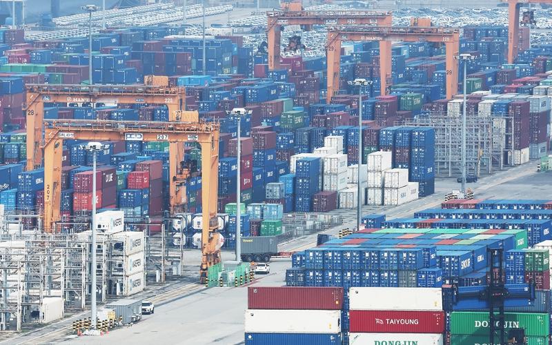 Berkat lonjakan ekspor mobil dan semikonduktor, neraca berjalan Korea pada Juli 2025 mencatat surplus selama 27 bulan berturut-turut. Foto di atas menunjukkan tumpukan kontainer di Pelabuhan Pyeongtaek, Provinsi Gyeonggi pada tanggal 7 Agustus 2025. (Yonhap News)