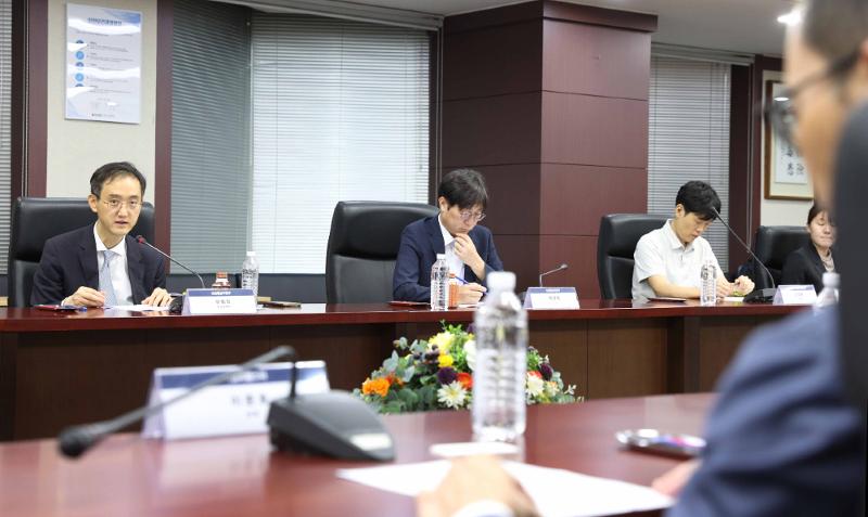 Direktur Jenderal Kebijakan Investasi Kementerian Perindustrian, Perdagangan, dan Sumber Daya, Ryu Peob Min, terlihat sedang memimpin rapat tim pendukung FDI pada tanggal 4 September 2025 di gedung K-sure yang terletak di Jongno-gu, Seoul.