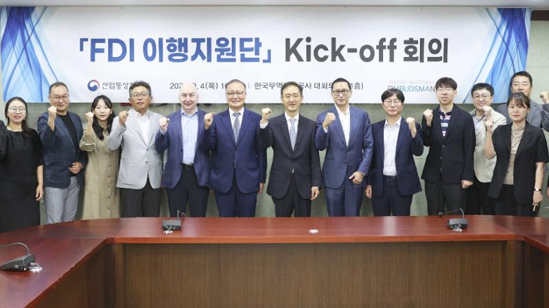 Kementerian Perindustrian, Perdagangan, dan Sumber Daya mengungkapkan bahwa peluncuran dan rapat perdana tim pendukung FDI tersebut telah digelar pada tanggal 4 September 2025 di gedung K-sure yang terletak di Jongno-gu, Seoul. Foto di atas merupakan foto yang diambil setelah rapat dengan pihak terkait dari perusahaan-perusahaan investasi asing; KOTRA (Badan Promosi Perdagangan dan Investasi Korea); Pemerintah Kota Seoul; Kementerian Pertanahan, Infrastruktur, dan Transportasi; Pemerintah Provinsi Chungcheongnam; dan Otoritas Pelabuhan Incheon.
