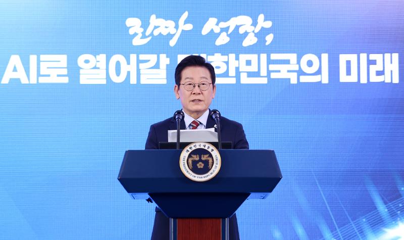 Presiden Lee Jae Myung terlihat sedang mengungkapkan peran Komisi Strategi Kecerdasan Buatan Nasional pada tanggal 8 September 2025 di Seoul Square, Jung-gu, Seoul. (Yonhap News)  