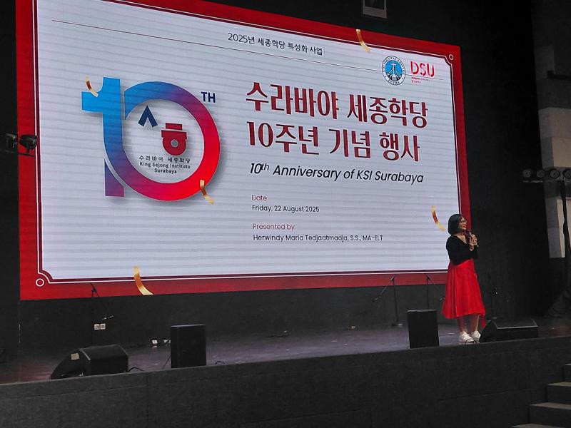 Direktur KSI Surabaya, Herwindy Maria Tedjaatmadja memberikan sambutan pada perayaan 10 tahun KSI Surabaya pada tanggal 22 Agustus 2025 di Universitas Kristen Petra Surabaya. 