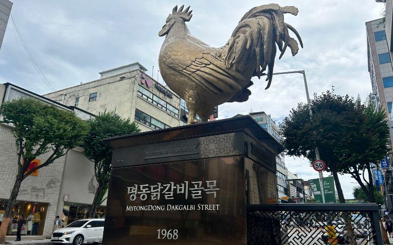 Myeongdong Dakgalbi Street merupakan jalan yang dipenuhi restoran dakgalbi di kedua sisinya sehingga menjadi pusat kuliner Kota Chuncheon. 